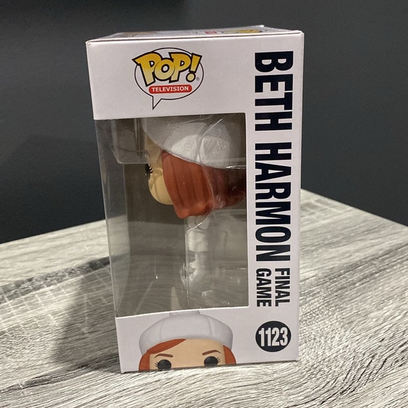 Funko Pop! Television | The Queen’s Gambit #1123: Beth Harmon (Final Game) - Picture 3 of 8